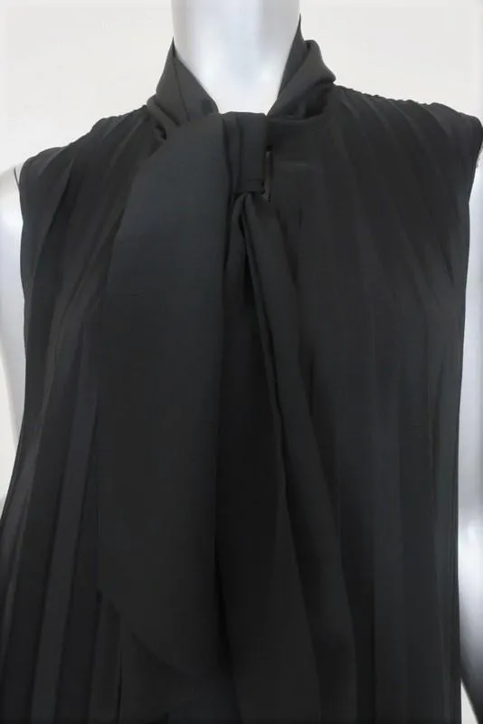 Haut à col noué noir en soie plissée taille petite blouse sans manches
