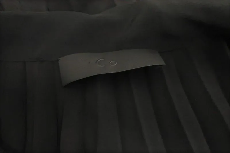 Haut à col noué noir en soie plissée taille petite blouse sans manches