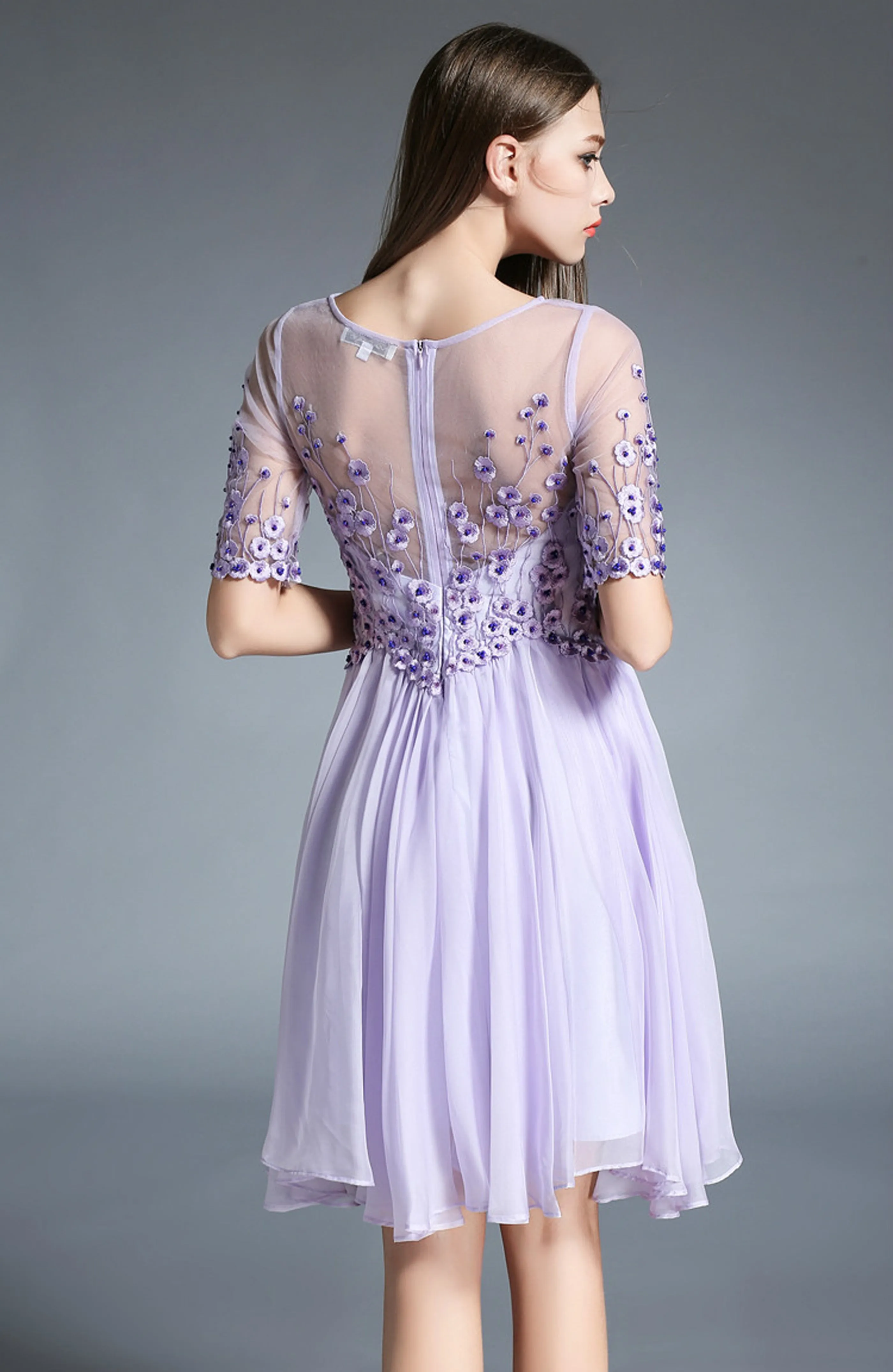 Robe mini trapèze élégante brodée