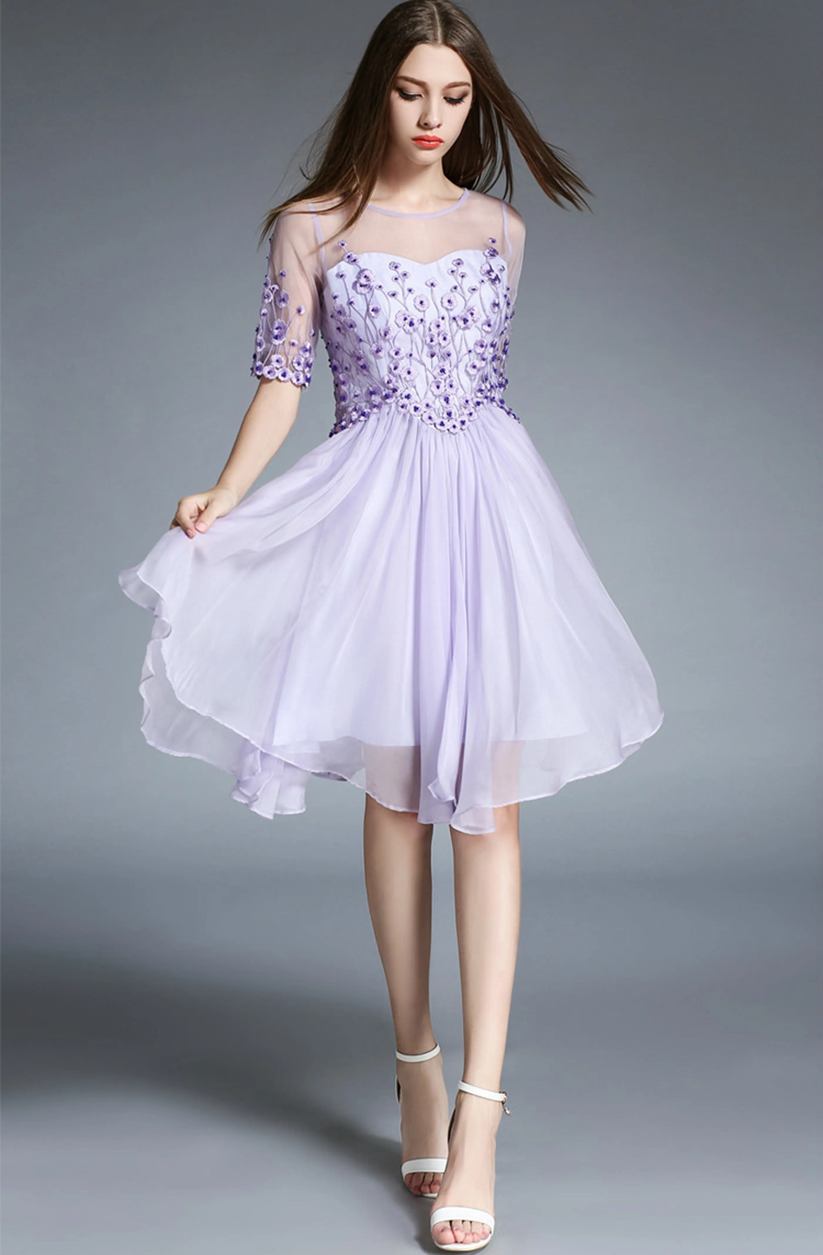 Robe mini trapèze élégante brodée