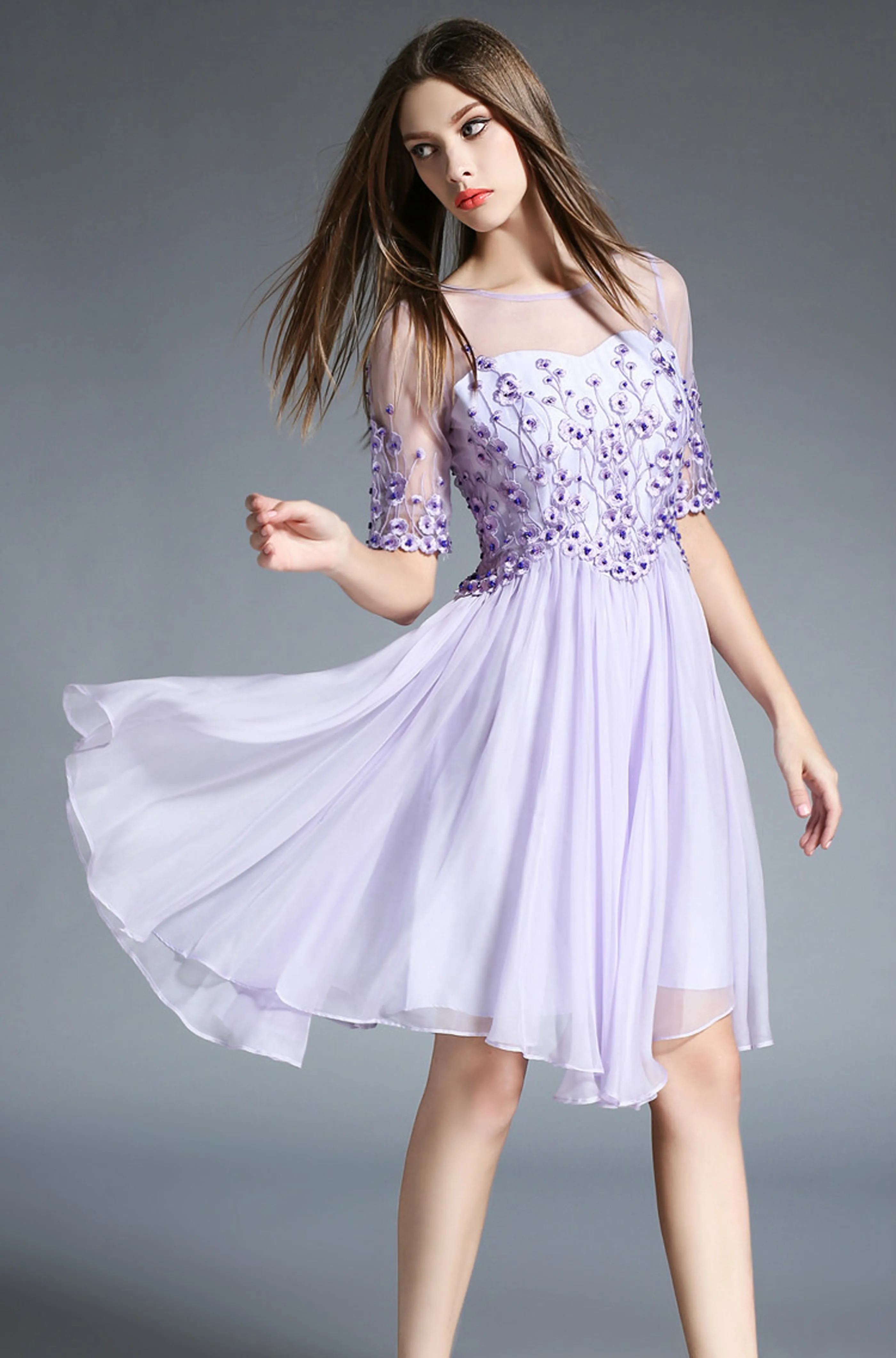 Robe mini trapèze élégante brodée