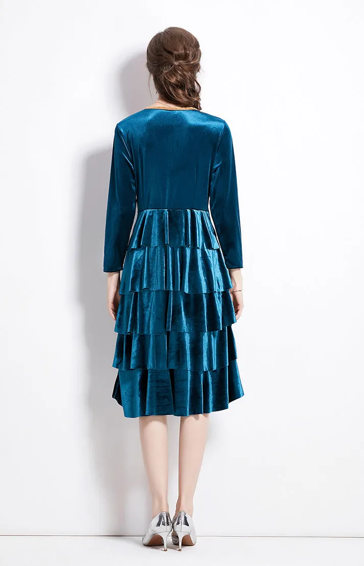 Robe mi-longue en velours élégante à encolure en V avec volants