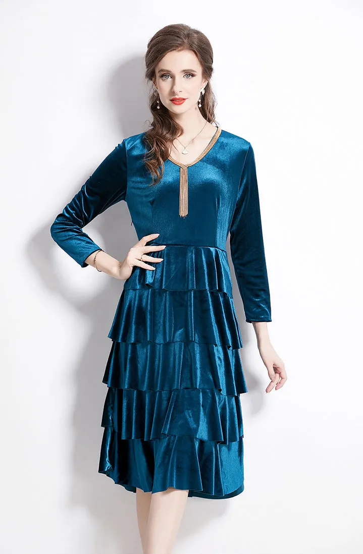Robe mi-longue en velours élégante à encolure en V avec volants