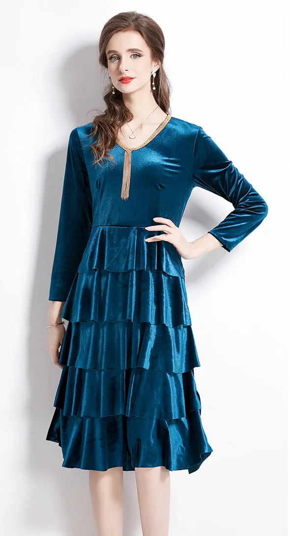 Robe mi-longue en velours élégante à encolure en V avec volants