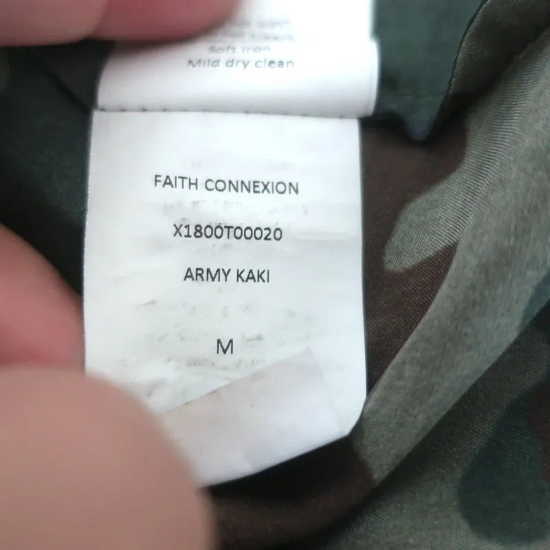 Faith Connexion Chemise à imprimé camouflage vert armée taille moyenne manches longues