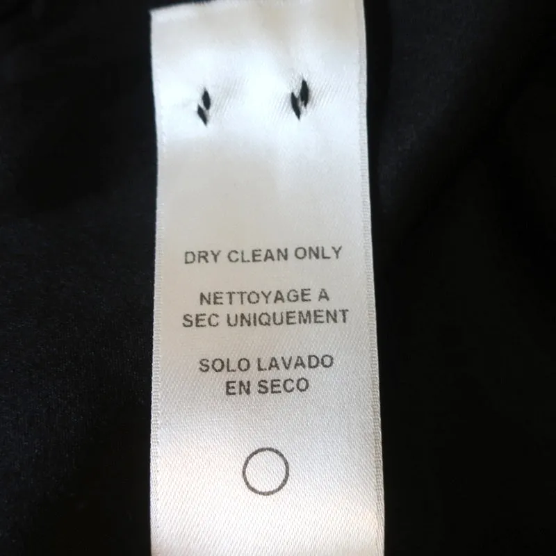 Haut à manches à volants encadrées en soie noire taille petit blouse à demi-boutonnage