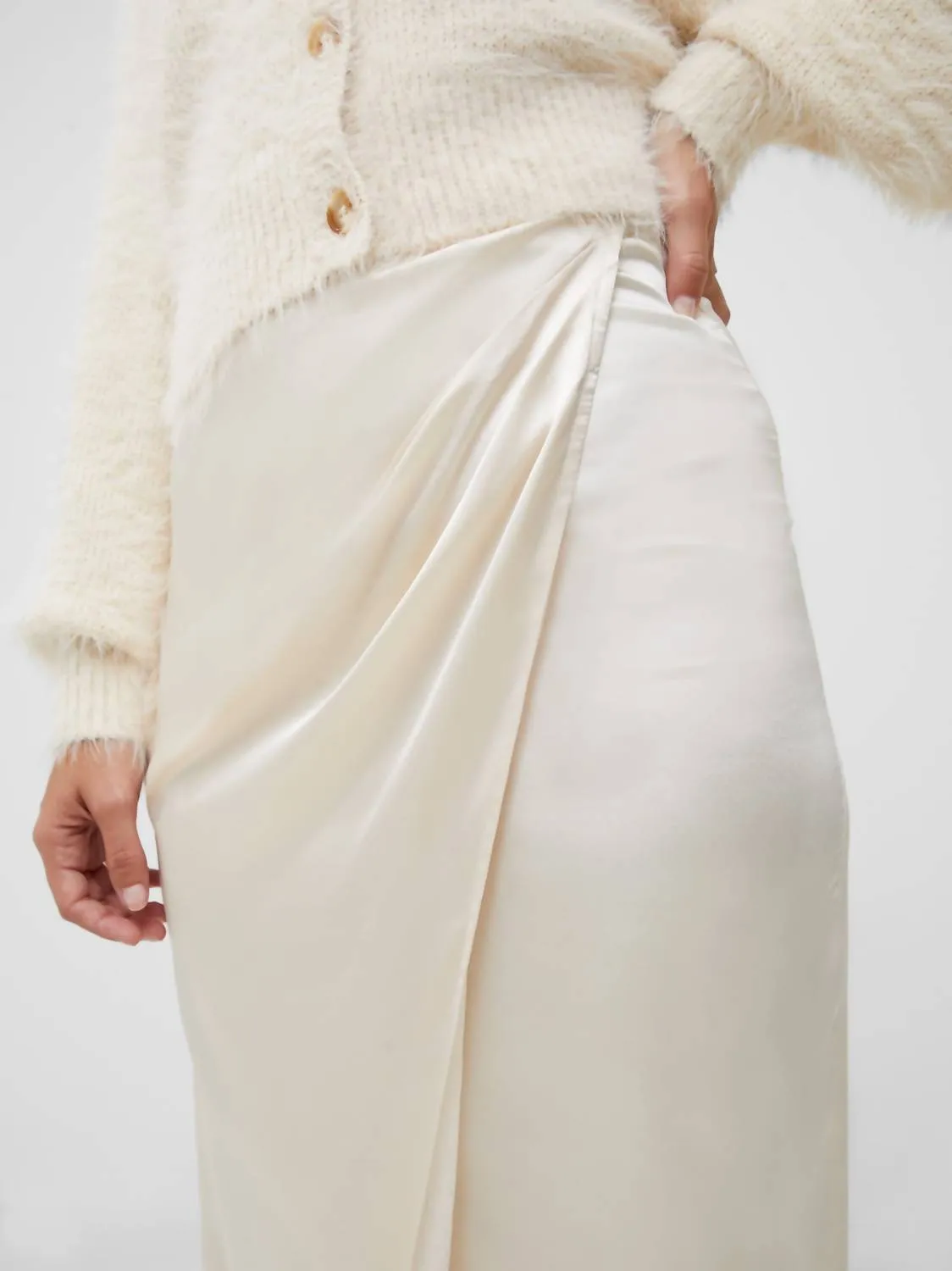 Jupe mi-longue en satin Inu enveloppante couleur crème classique