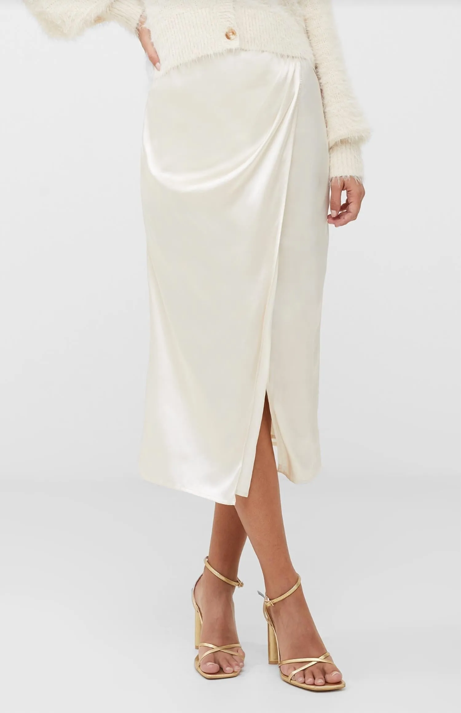 Jupe mi-longue en satin Inu enveloppante couleur crème classique