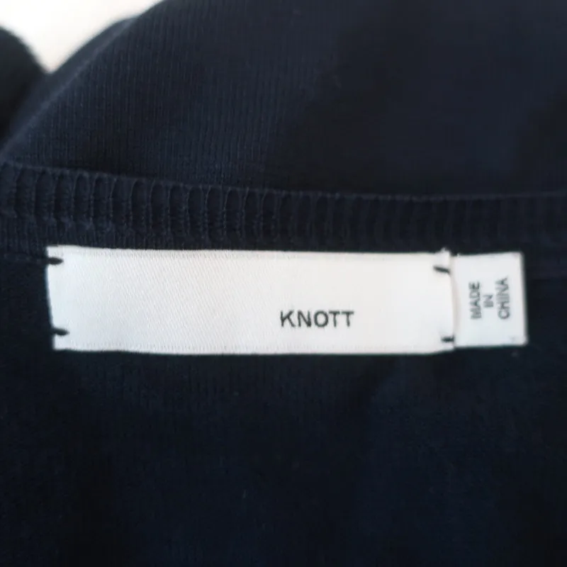 Haut à encolure en V manches courtes Knott en jersey de soie marine Taille 1