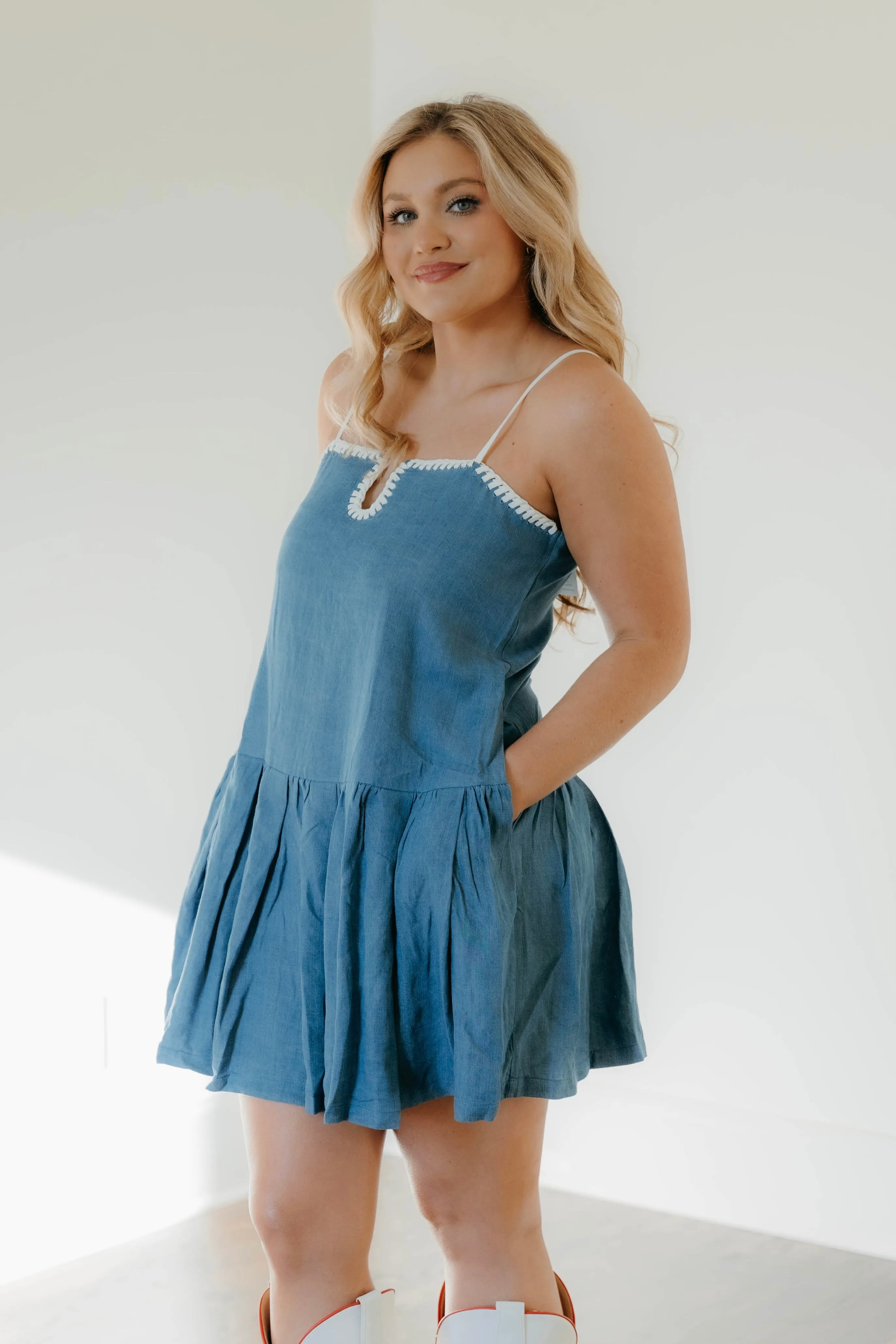Robe Lilyana Denim avec détails de coutures contrastées