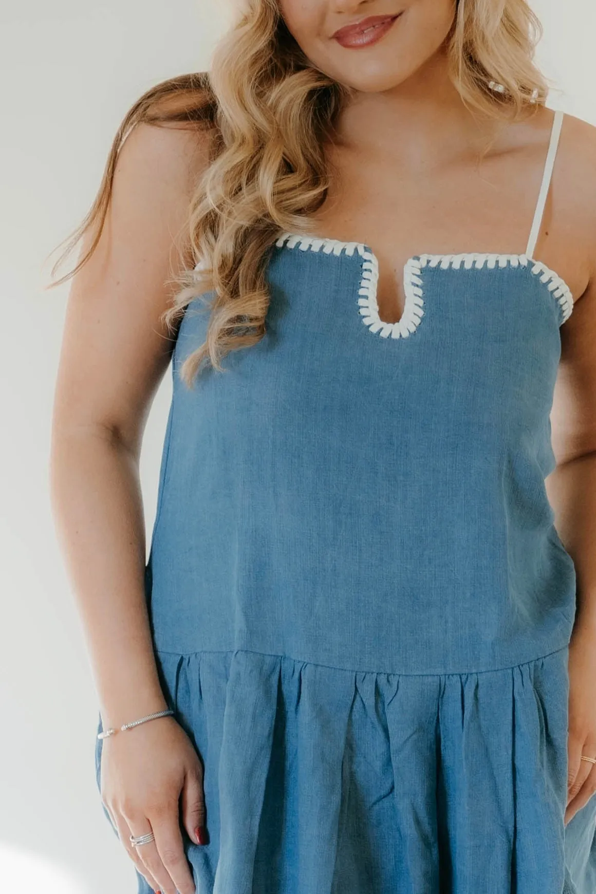 Robe Lilyana Denim avec détails de coutures contrastées