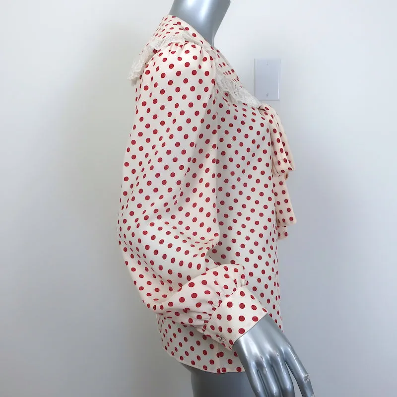 Miu Miu Blouse à col et nœud papillon en soie à pois, garnie de dentelle, couleur crème/rouge, taille 42