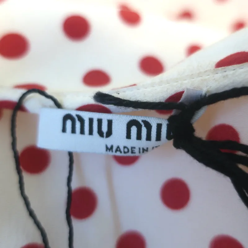 Miu Miu Blouse à col et nœud papillon en soie à pois, garnie de dentelle, couleur crème/rouge, taille 42
