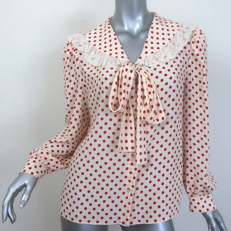 Miu Miu Blouse à col et nœud papillon en soie à pois, garnie de dentelle, couleur crème/rouge, taille 42