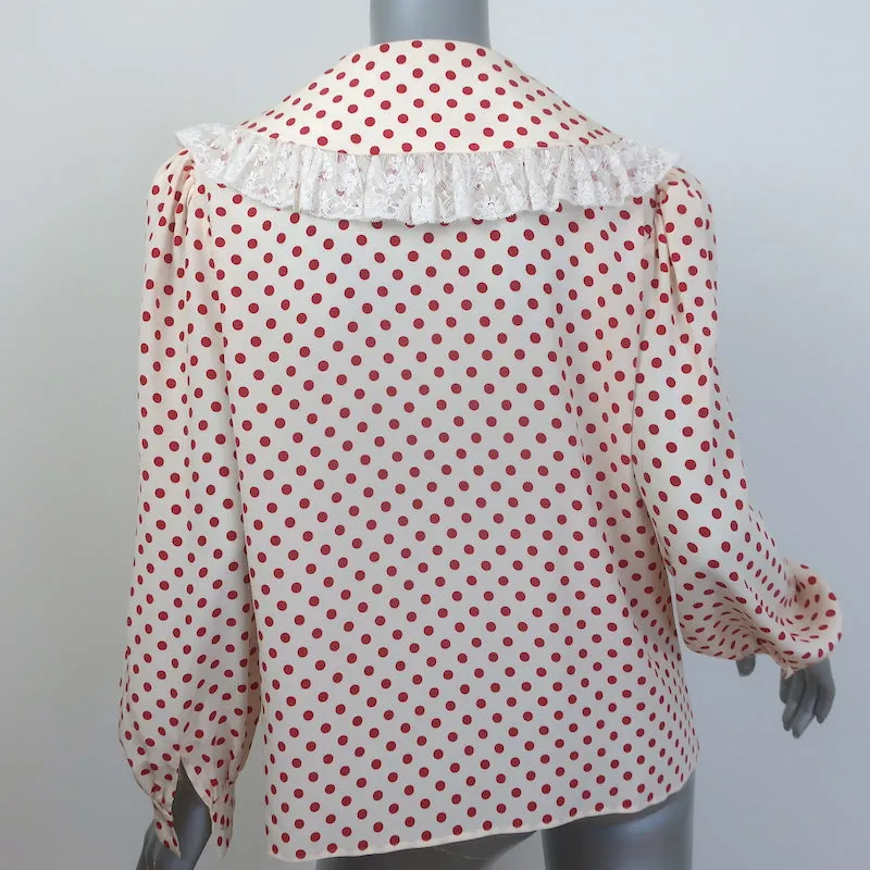 Miu Miu Blouse à col et nœud papillon en soie à pois, garnie de dentelle, couleur crème/rouge, taille 42