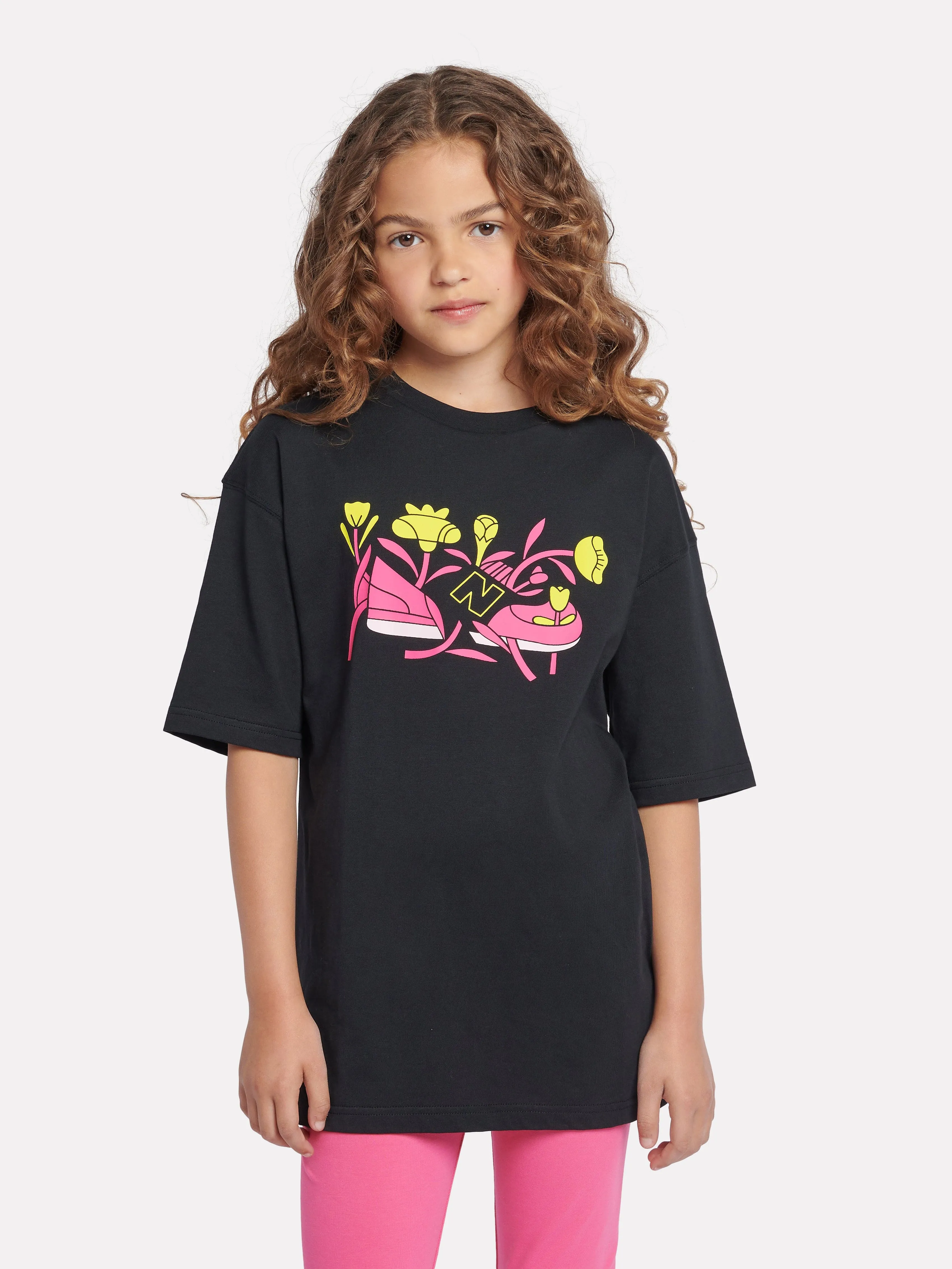 T-shirt graphique New Balance pour filles à motif floral en noir