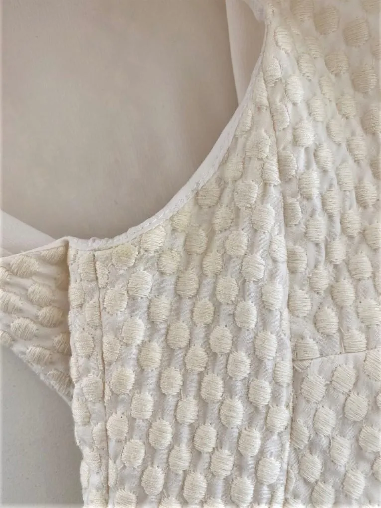 Pierre Balmain Haut sans manches péplum crème pois brodé coton taille 38