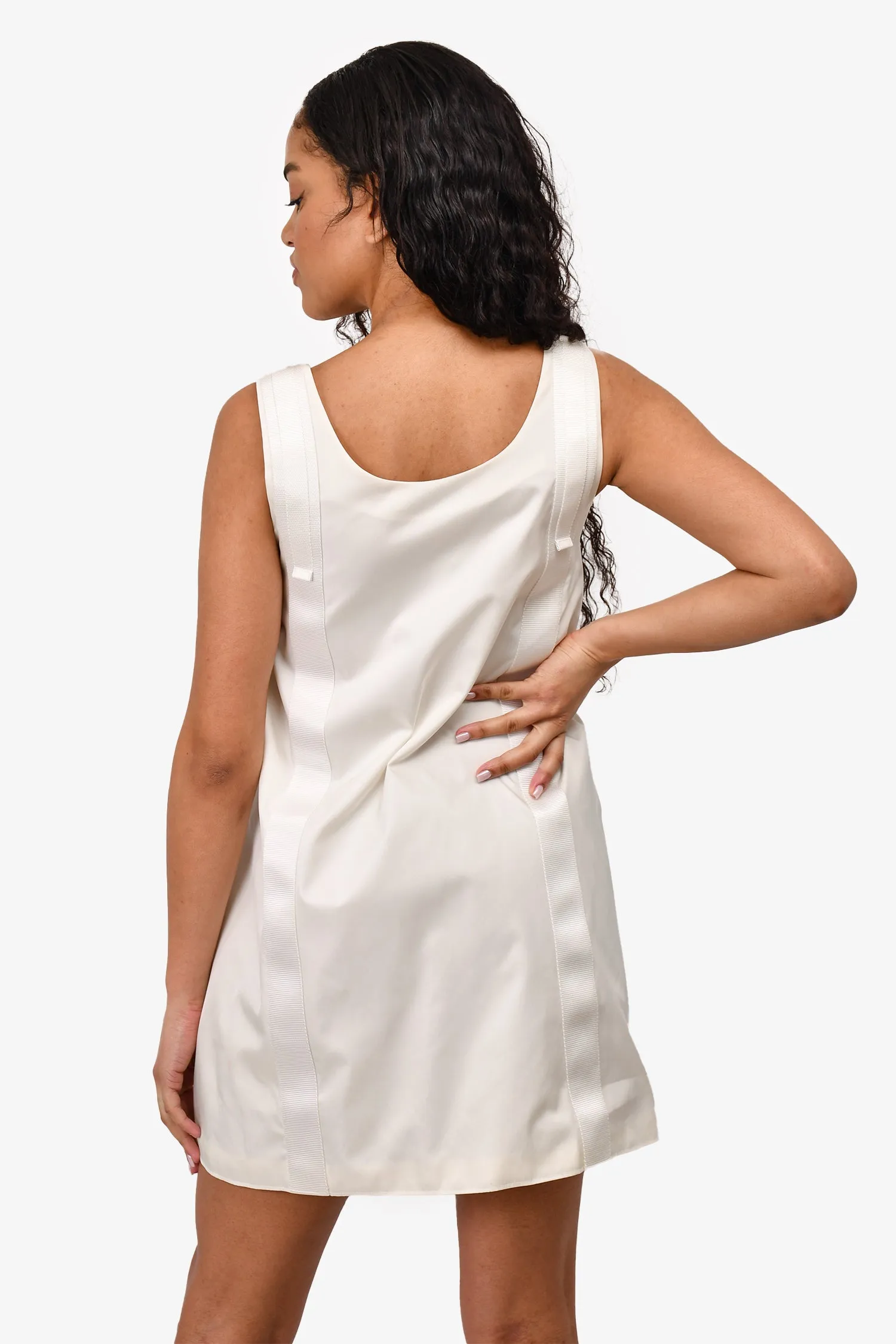 Robe Prada 2020 en nylon blanc avec boucles et triangle taille 36