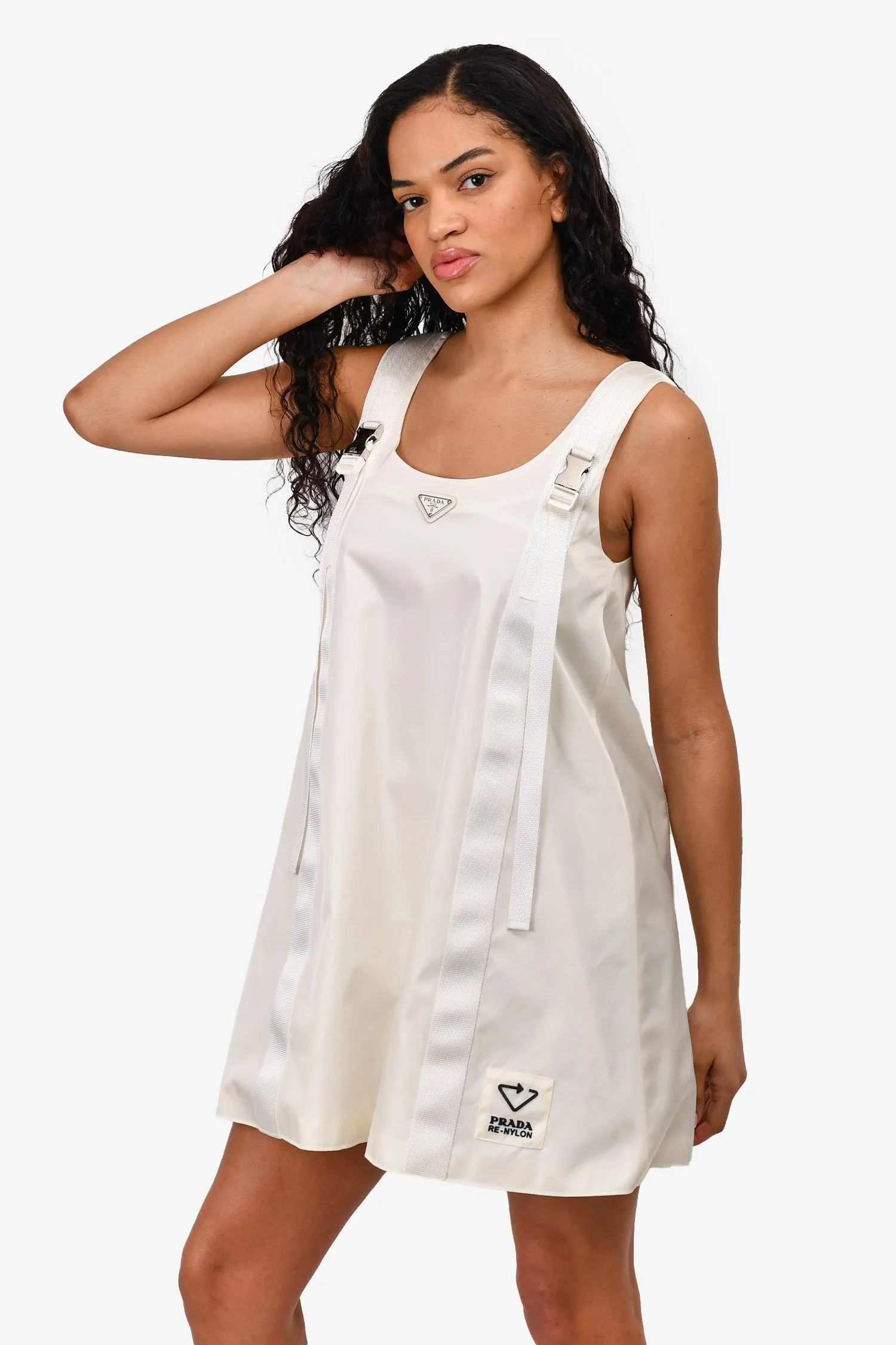 Robe Prada 2020 en nylon blanc avec boucles et triangle taille 36