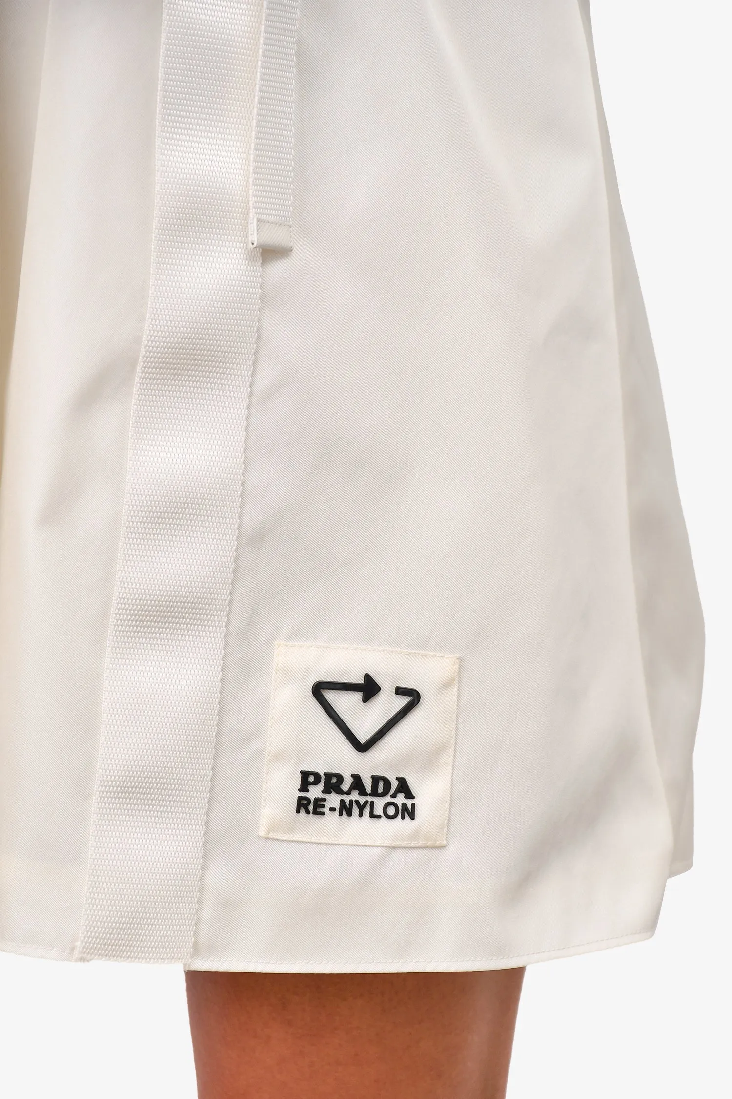 Robe Prada 2020 en nylon blanc avec boucles et triangle taille 36