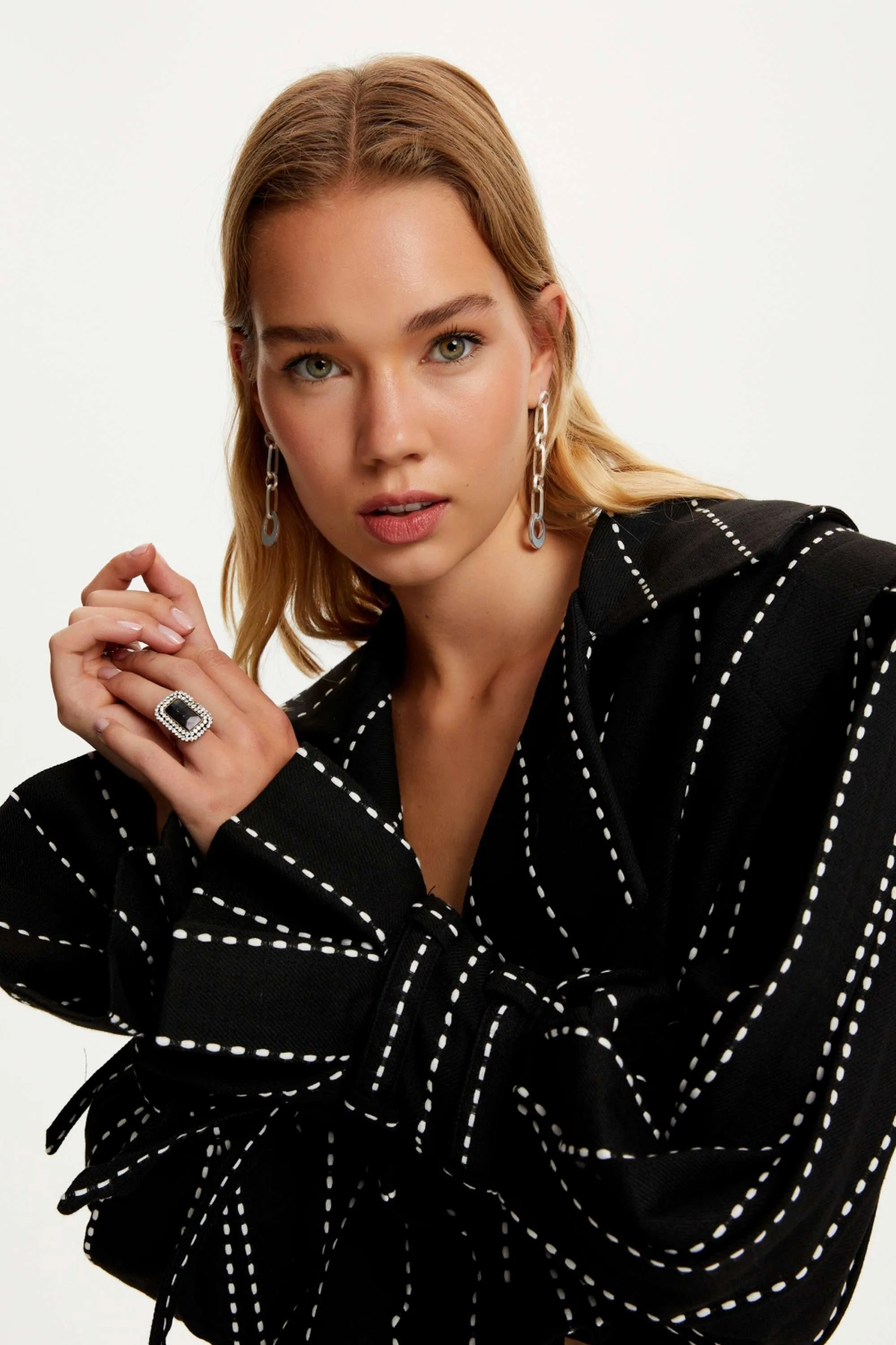 Veste courte à épaulettes plissées