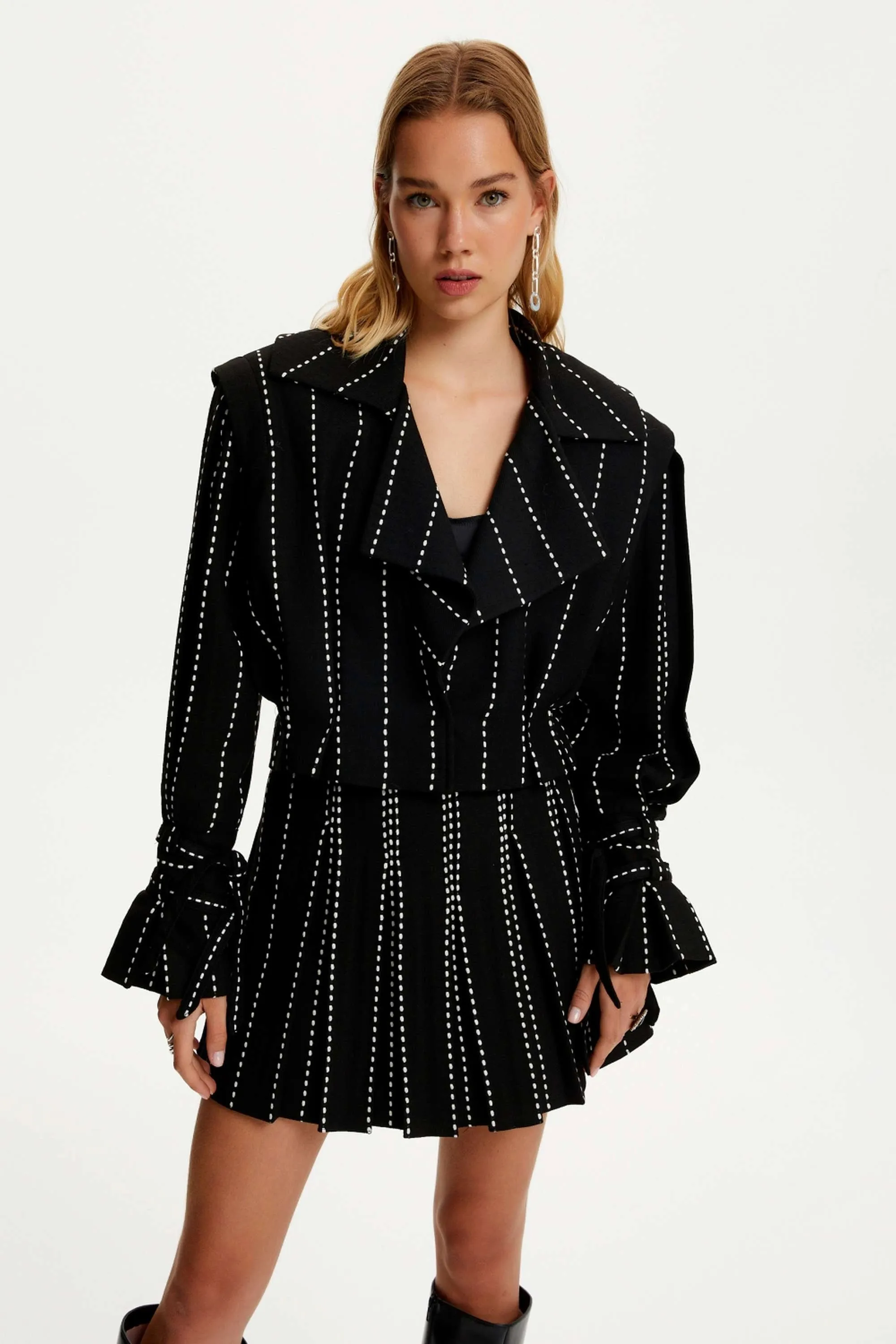 Veste courte à épaulettes plissées