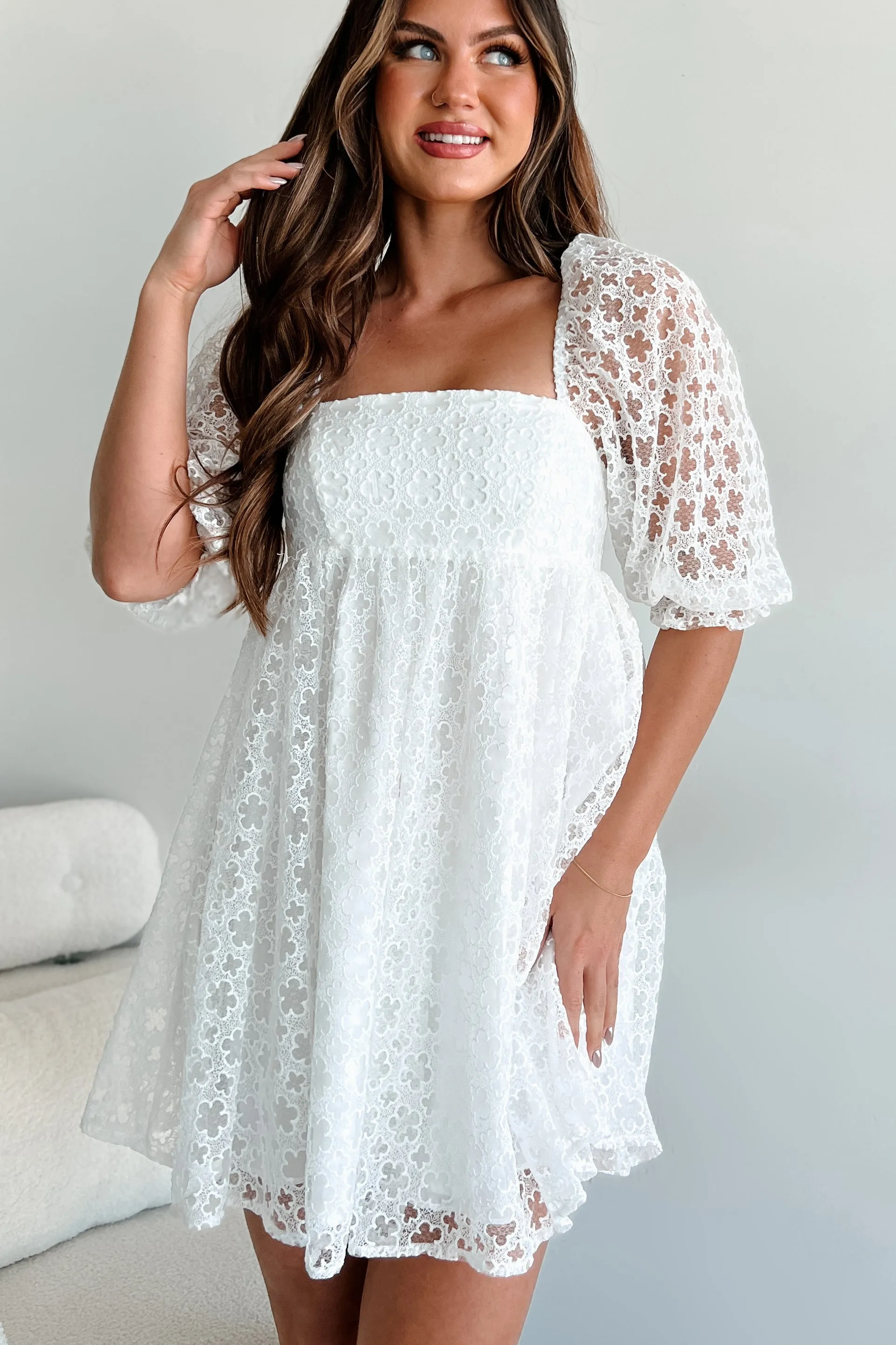 Robe courte en dentelle élégante (Fleur blanche)