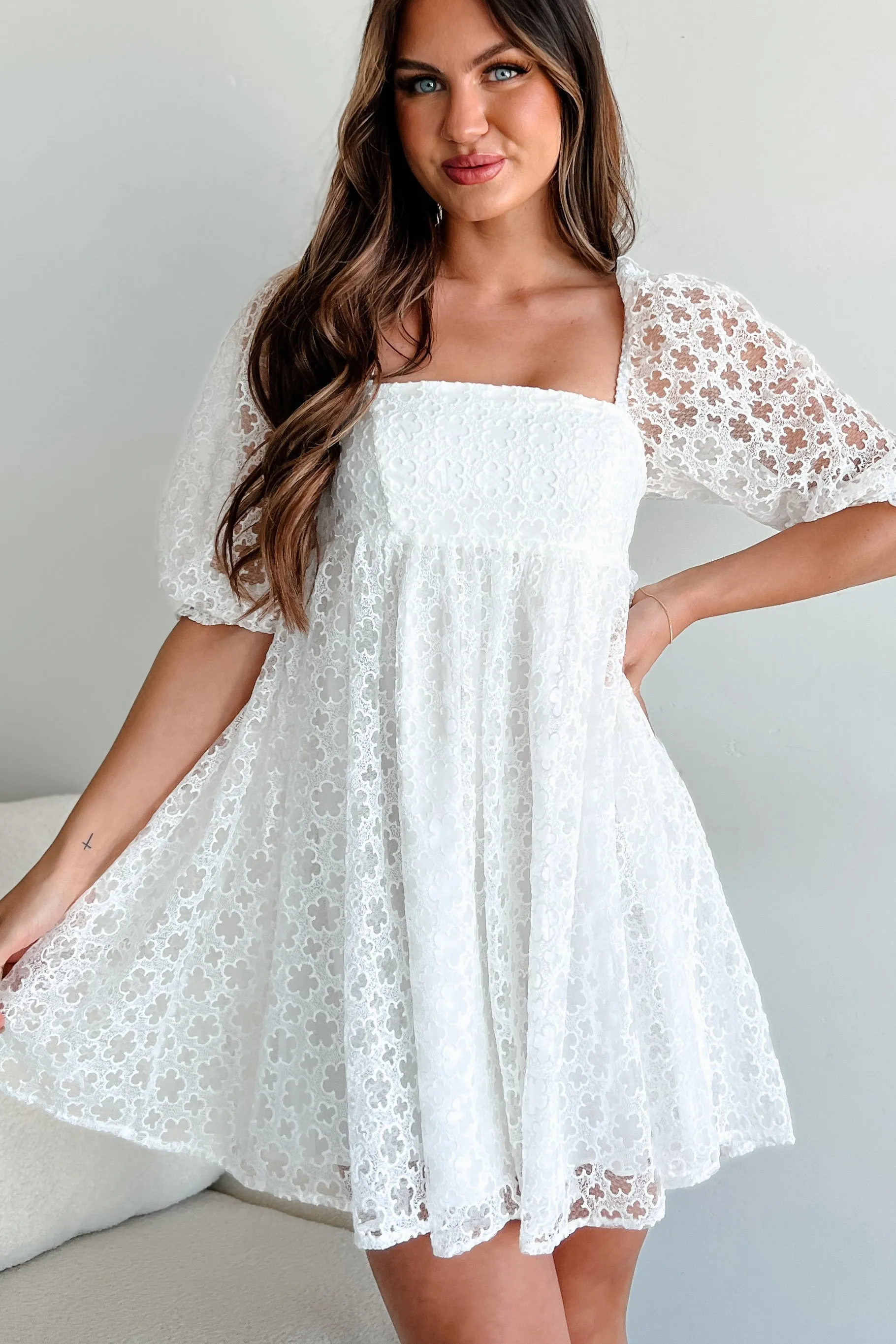Robe courte en dentelle élégante (Fleur blanche)