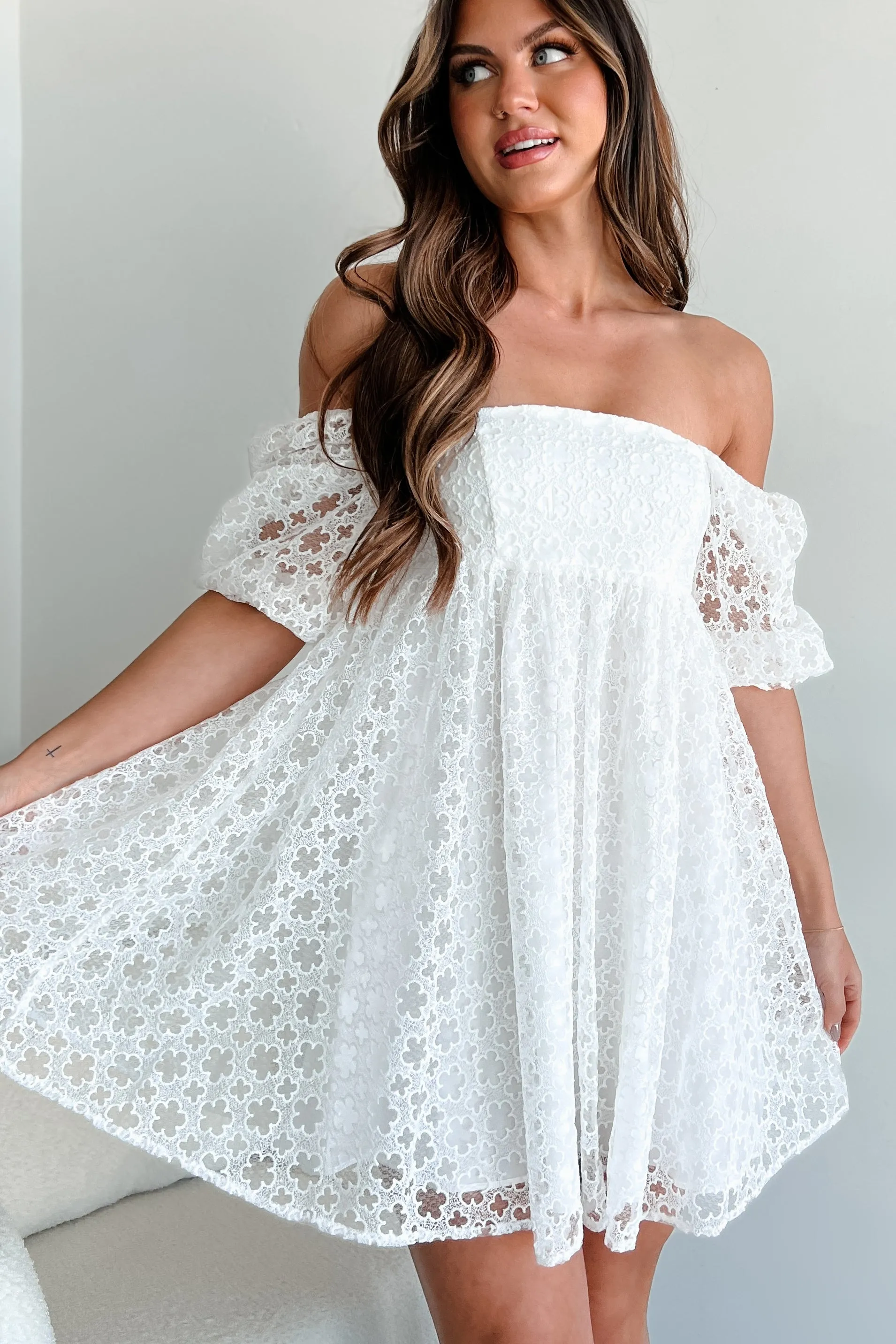 Robe courte en dentelle élégante (Fleur blanche)