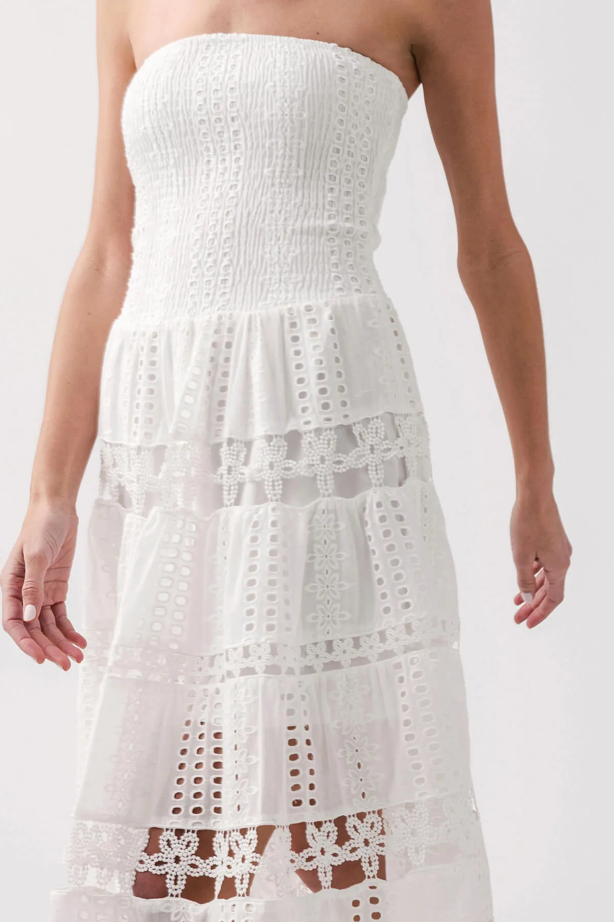 Robe tubulaire à œillets avec bretelles et œillets