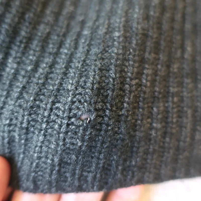 Le haut de marque The Row en cachemire à côtes, noir, taille S