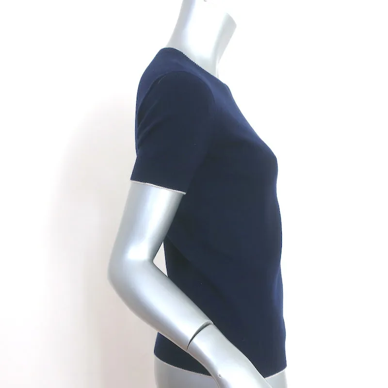 Le haut en tricot à manches courtes The Row avec passepoil marine Taille S