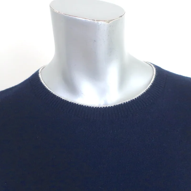 Le haut en tricot à manches courtes The Row avec passepoil marine Taille S