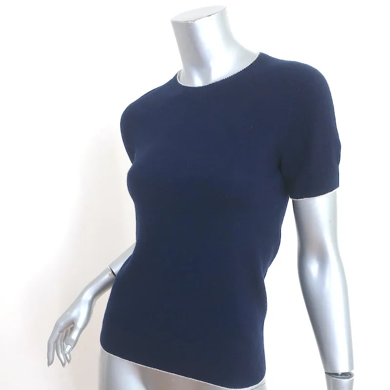 Le haut en tricot à manches courtes The Row avec passepoil marine Taille S