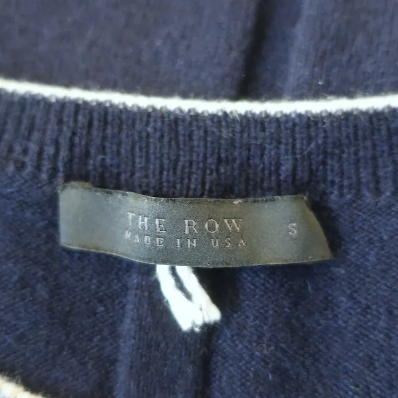 Le haut en tricot à manches courtes The Row avec passepoil marine Taille S