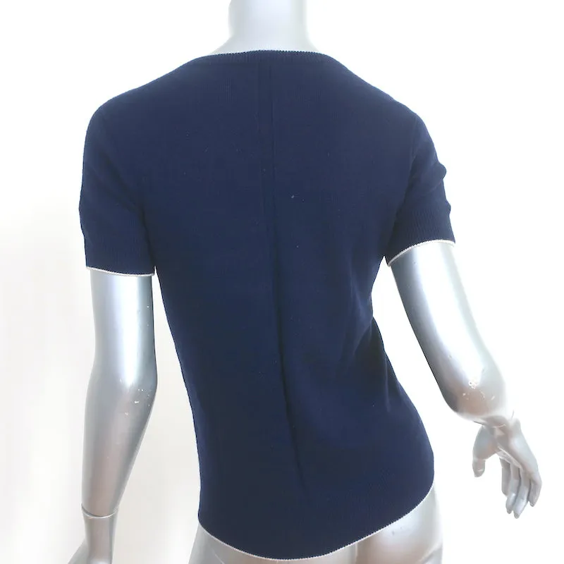 Le haut en tricot à manches courtes The Row avec passepoil marine Taille S