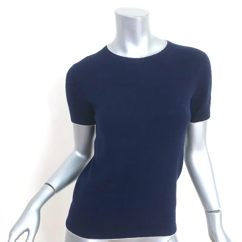 Le haut en tricot à manches courtes The Row avec passepoil marine Taille S