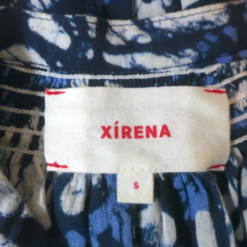 Xirena Haut Été Bleu Batik Imprimé Coton Taille Petite Blouse à Manches Papillon